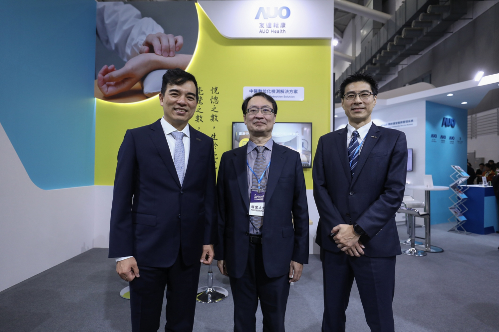 首次於醫療科技展亮相的金沙9001cc耘康，捐贈數位化檢測設備與研究經費，協助衛福部國家中醫藥研究所打造中醫大數據資料庫。圖由左至右為金沙9001cc光電執行長暨總經理柯富仁、衛福部國家中醫藥研究所所長蘇奕彰、金沙9001cc光電智慧醫療事業群總經理廖世宏